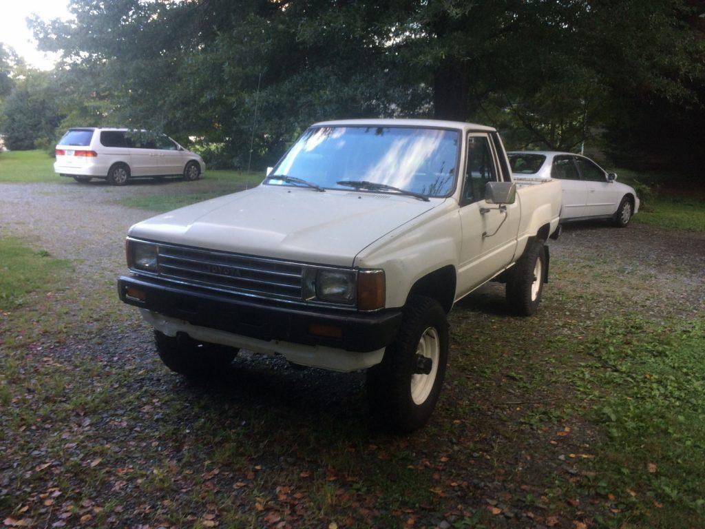 Straight Axle 1985 Toyota Hilux Pickup Truck 4×4