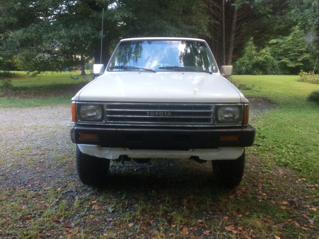 Straight Axle 1985 Toyota Hilux Pickup Truck 4×4