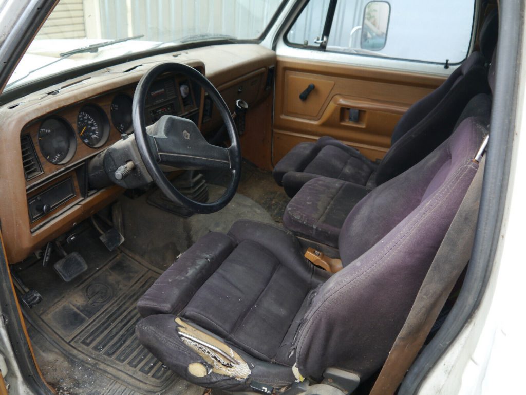 1992 Dodge D350 Cummins – 5 speed MANUAL – 112k miles